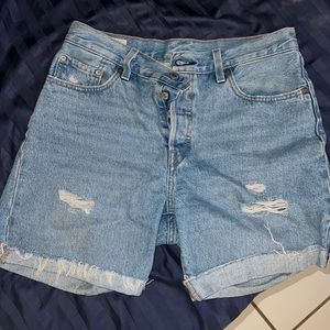 Levi’s Mom Capri shorts